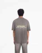 Abbigliamento streetwear casual con testo REPRESENT e Shadows of the Creek, stile urbano e moderno