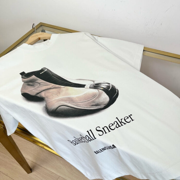 Maglietta bianca con grafica di sneaker da basket e testo Basketball Sneaker in stile streetwear.