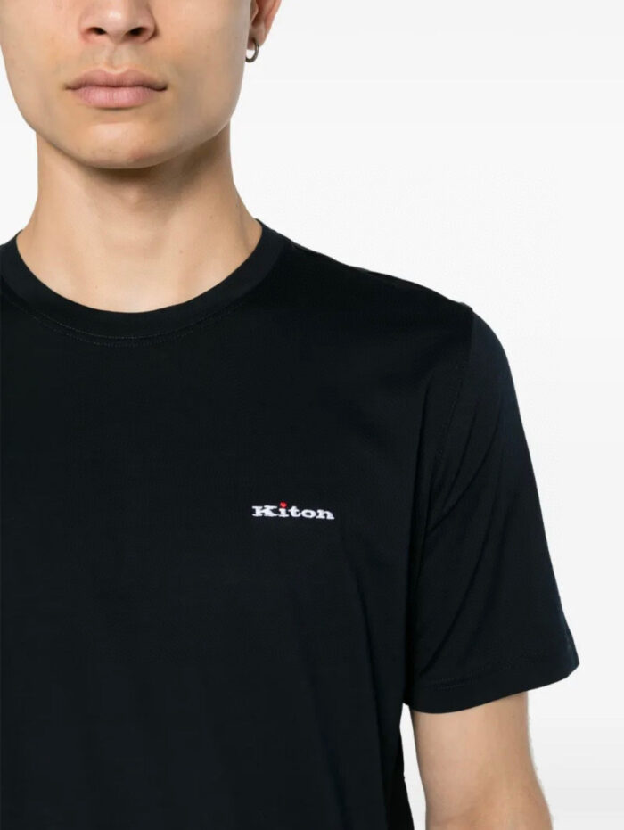 T-shirt nera Kiton logo ricamato, stile streetwear elegante e contemporaneo per uomo.