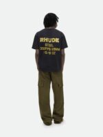 Stile streetwear con T-shirt RHUDE e pantaloni cargo verdi, look casual e urbano.
