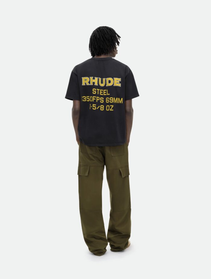 Stile streetwear con T-shirt RHUDE e pantaloni cargo verdi, look casual e urbano.