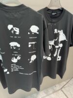 T-shirt neri streetwear con grafica astratta, testo bianco in stile vintage, design moderno e artistico.