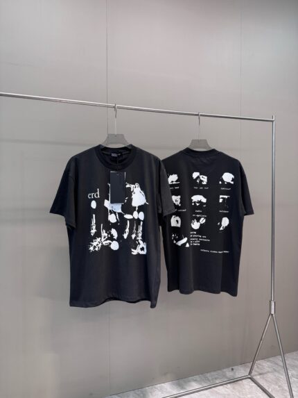 Magliette nere streetwear con design grafici moderni e dettagli in bianco, elegante e versatile.