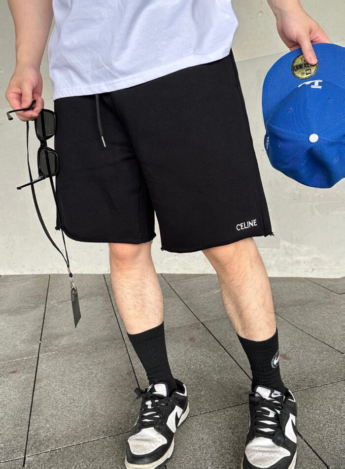 Look casual streetwear con cappello blue, sneakers black e outfit sportivo urbano.
