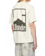 T-Shirt cream con grafica montagna e brand Rhude, abbigliamento streetwear con denim distressed.