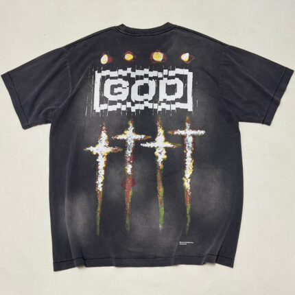 T-shirt nero vintage con grafica celestiale, croci colorate e stile retrò moderno.