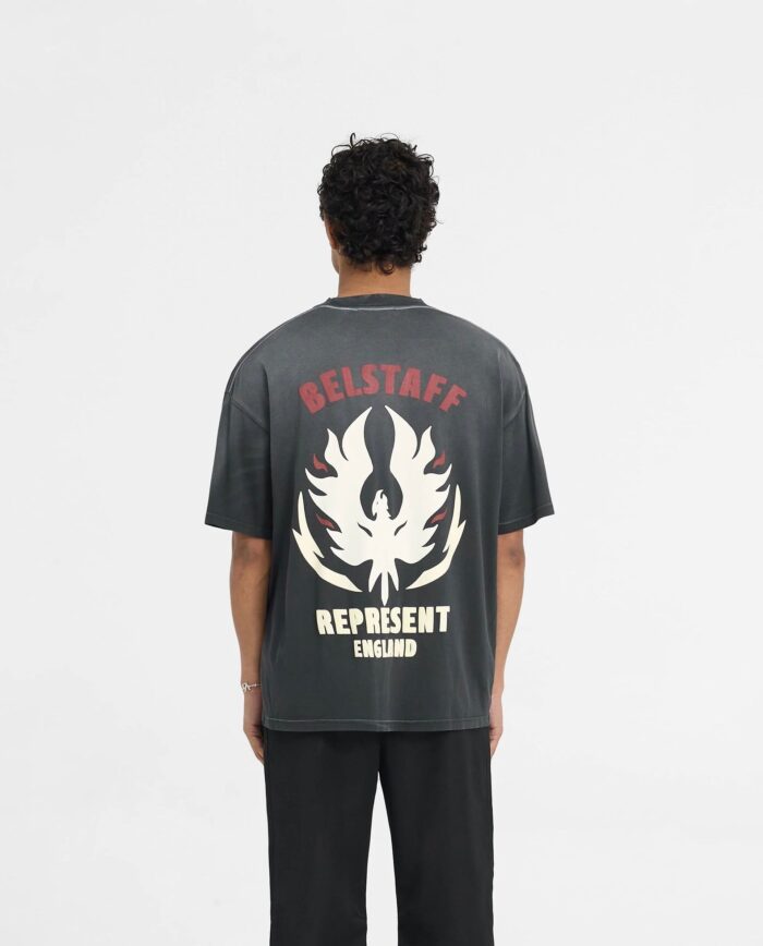 Maglietta oversize con grafica flame, logo GELSTAFF e scritta REPRESENT in stile streetwear.