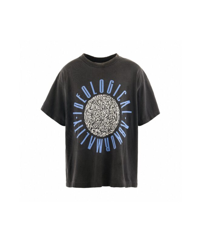T-shirt nera streetwear con grafica circolare e scritta ideologica in azzurro, stile casual.