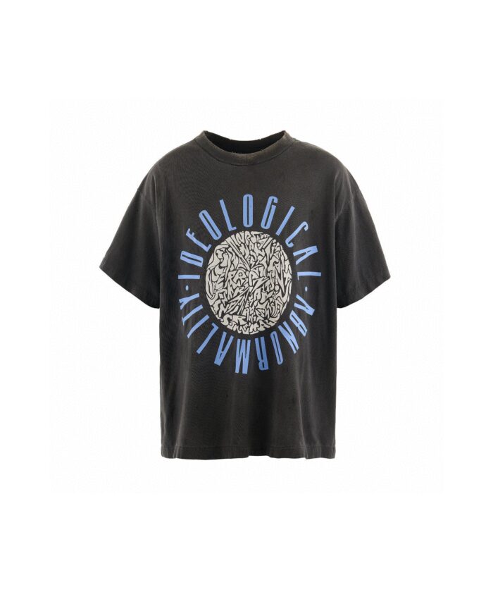 T-shirt nera streetwear con grafica circolare e scritta ideologica in azzurro, stile casual.