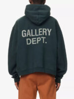 Felpa verde oversize con logo Gallery Dept., stile streetwear casual e moderno.
