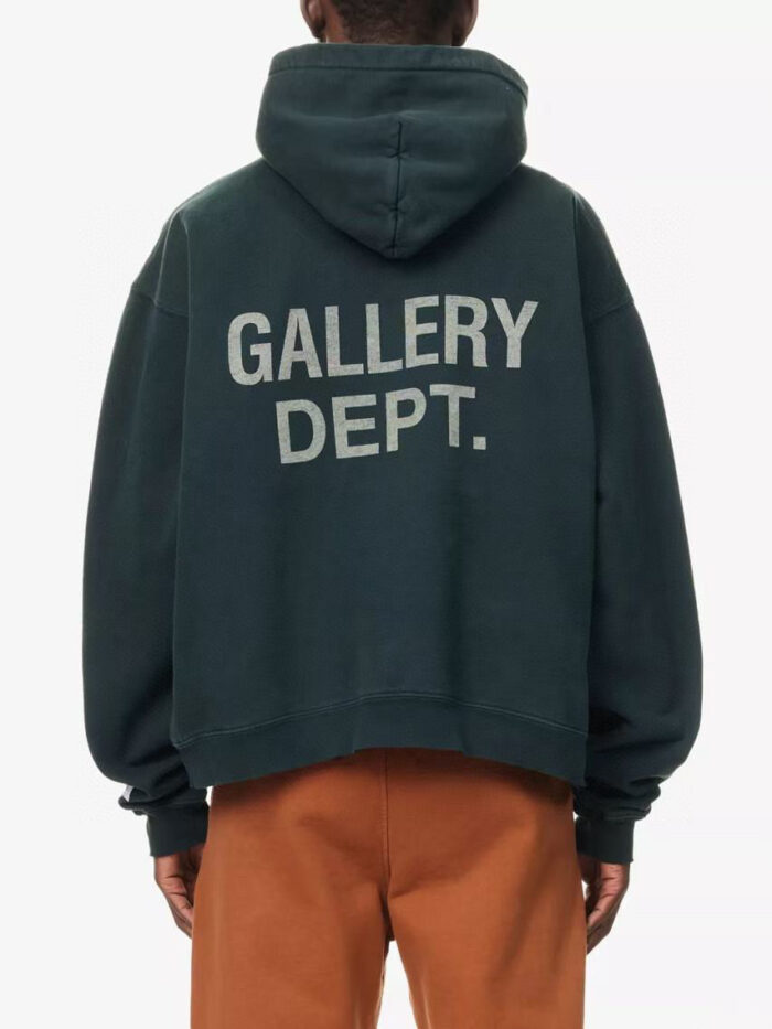 Felpa verde oversize con logo Gallery Dept., stile streetwear casual e moderno.