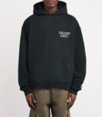 Look streetwear con hoodie Gallery Dept e pantaloni cargo stile casual e trendy.