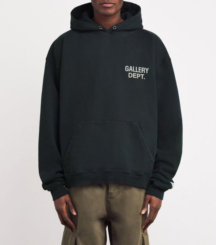 Look streetwear con hoodie Gallery Dept e pantaloni cargo stile casual e trendy.