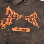 Felpa urbana con grafica SPSTER arancione, stile streetwear, casual e giovane.