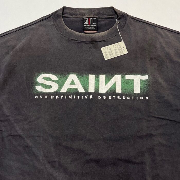 Maglietta streetwear nera con grafica SAINT e frase audace, stile urbano e moderno.