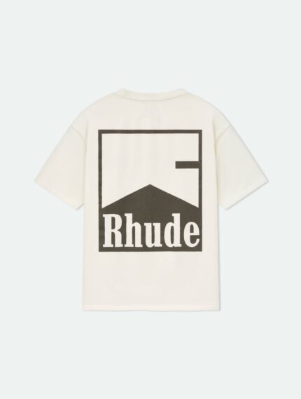 Maglietta minimalista beige con graphic montagna e logo Rhude, stile streetwear moderno e casual.