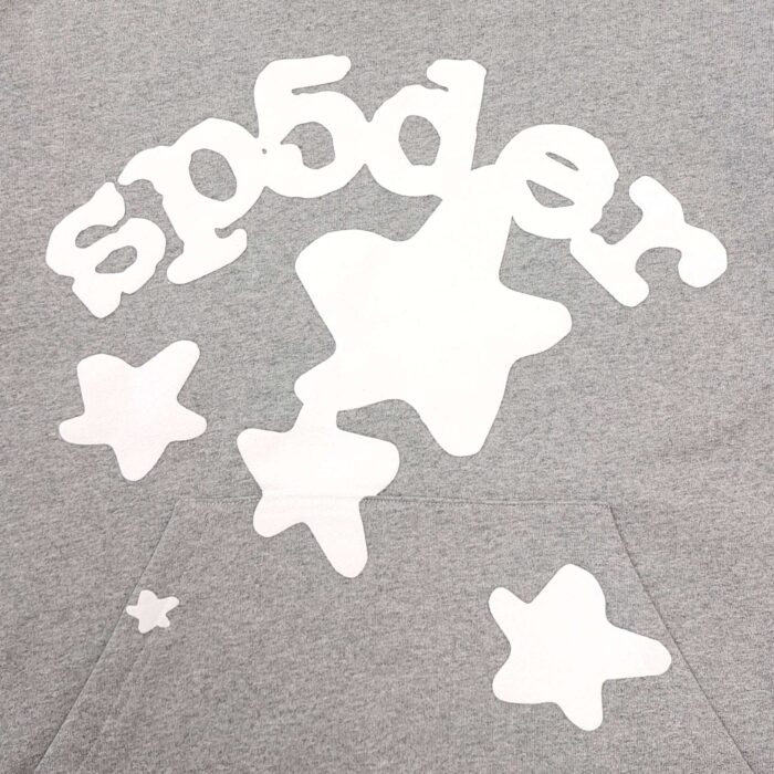 Felpa grigia con lettering sp5der e stelline cartoon, stile casual e giovane.
