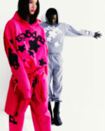Moda streetwear colorata con hoodie rosa e grigio con stelle, stile moderno e casual.
