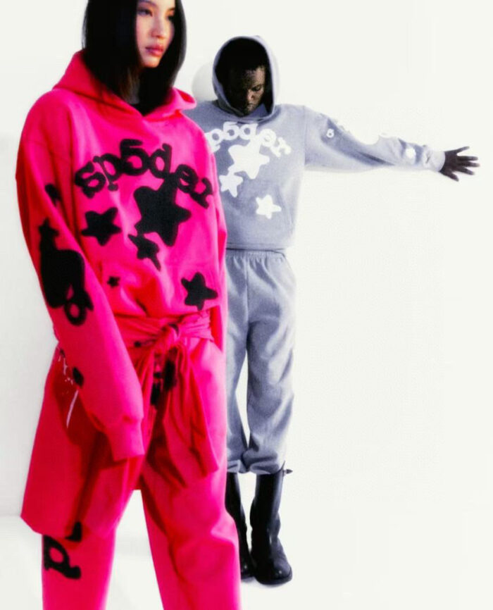 Moda streetwear colorata con hoodie rosa e grigio con stelle, stile moderno e casual.