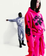 Modelli streetwear moderni con hoodie colorati e grigi in sfondo minimalista.