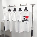 T-shirt bianco con grafica I love sp5der, stile streetwear casual, design trendy e colorato.