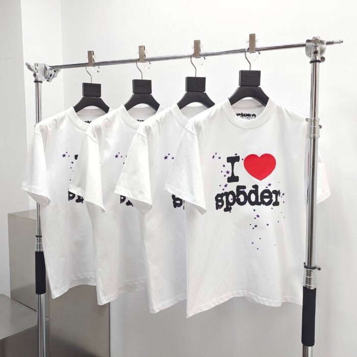 T-shirt bianco con grafica I love sp5der, stile streetwear casual, design trendy e colorato.