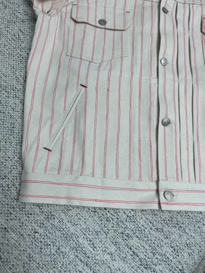 Camicia a righe con tasche frontali e laterale, stile casual e moderno.