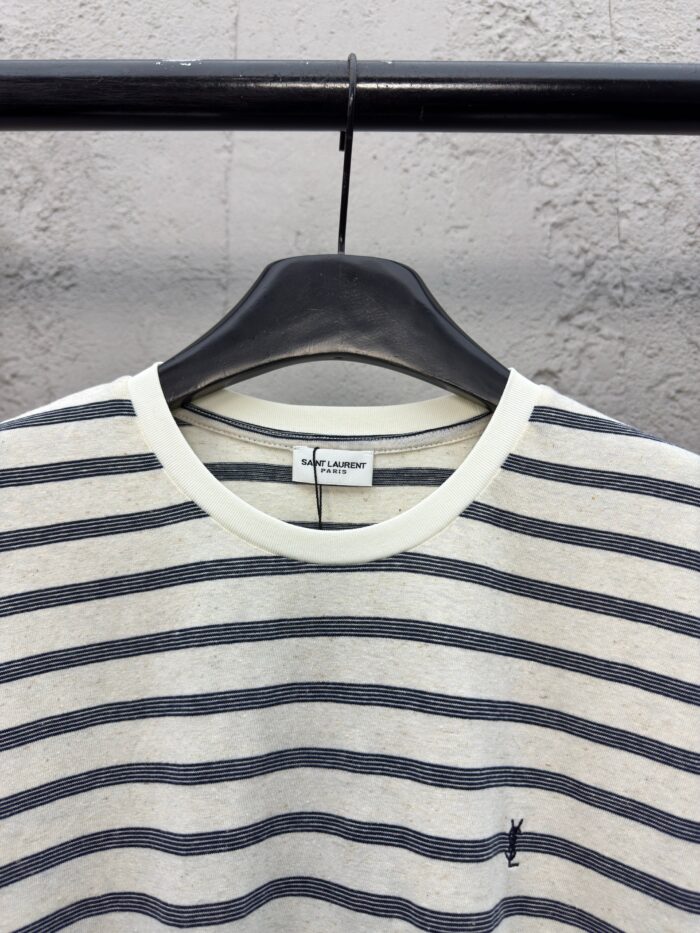 Camicia a righe in cotone, manica corta, stile casual e raffinato, con colletto a giro.