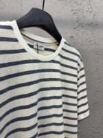 Maglietta a righe navy e crema in cotone, casual con collo ricamato, versatile e estiva.