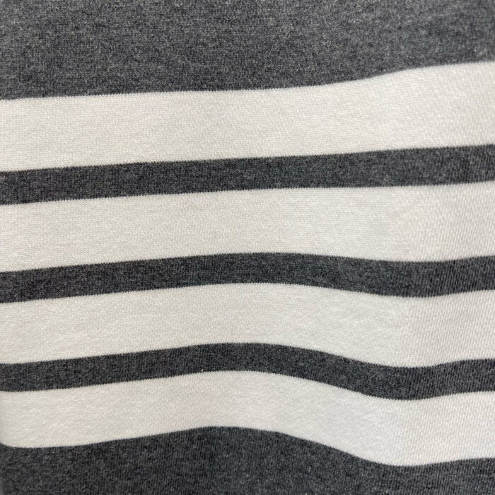 Tessuto a righe neutre grigio e crema, versatile per capi casual ed eleganti.
