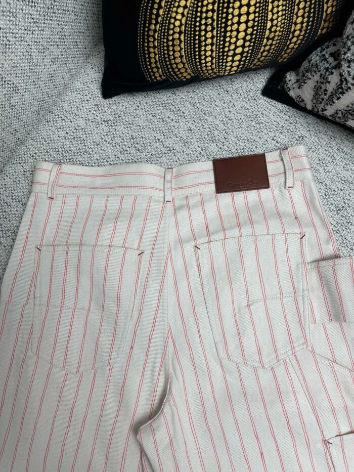 Pantaloni a righe rosa e bianco con patch in pelle e tasche posteriori eleganti.