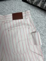 Pantaloni a righe crema rilassati con patch in pelle e tasche con flap, stile sofisticato.