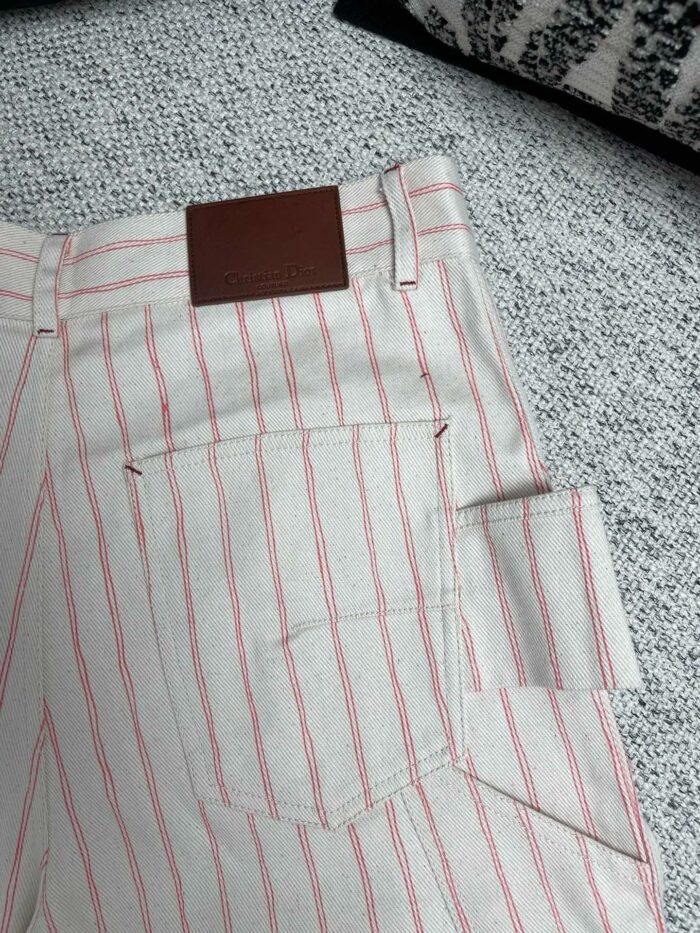 Pantaloni a righe crema rilassati con patch in pelle e tasche con flap, stile sofisticato.