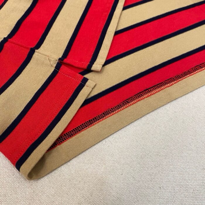 Tessuto a righe beige, rosso e navy, morbido, di alta qualità, perfetto per capi casual.