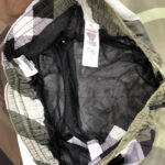 Zaino outdoor robusto con interno in rete nera, ideale per avventure e escursioni.