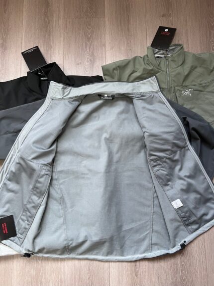 Giacche casual e moderne su pavimento di legno, stile e comfort per ogni occasione.