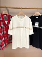 Vetrina di moda con T-shirt, cardigan a quadri e camicia nera elegante.