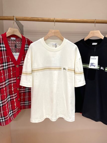 Vetrina di moda con T-shirt, cardigan a quadri e camicia nera elegante.