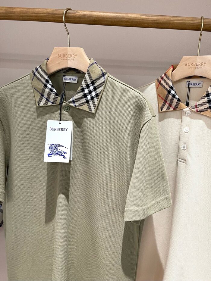 Polo moderno con colletto check tartan, stile casual e raffinato in verde oliva e crema.