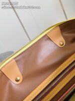 Interno di borsa in pelle con dettagli dorati, compartimenti organizzatori e stile elegante.