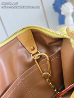 Interno di una borsa elegante con zip giallo e dettagli in oro, spazio e stile.