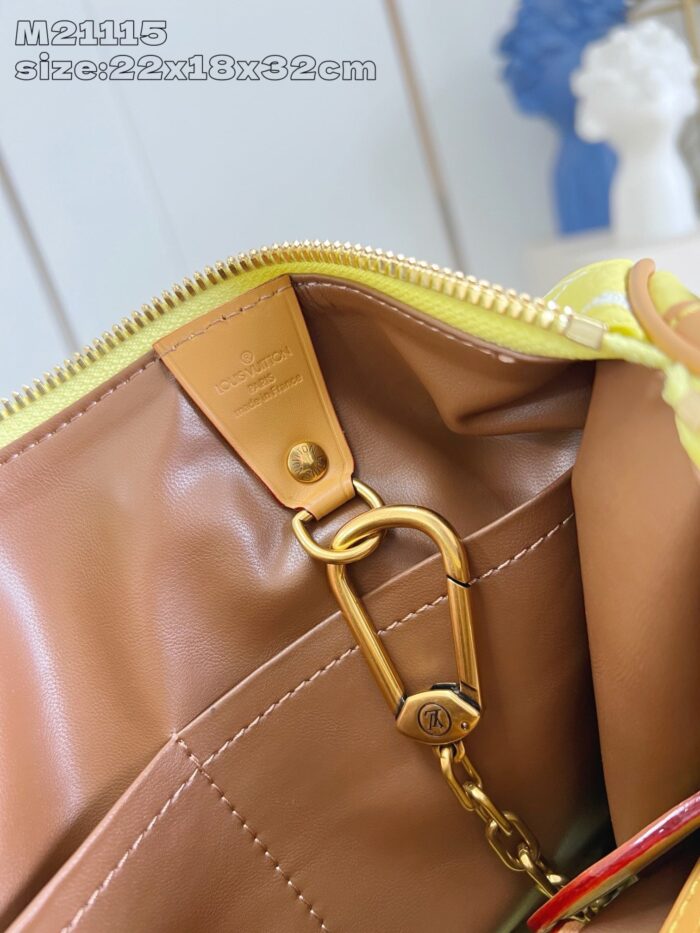 Interno di una borsa elegante con zip giallo e dettagli in oro, spazio e stile.
