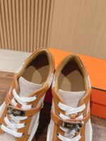 Scarpe da Ginnastica beige e arancioni, stile elegante, comfort e dettagli di alta qualità.
