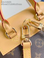 Borsa donna in pelle beige con dettagli oro rosso e hardware raffinato.