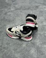 Scarpe sneakers moderne beige, nero e rosa, stile urbano, comfort e design di tendenza.