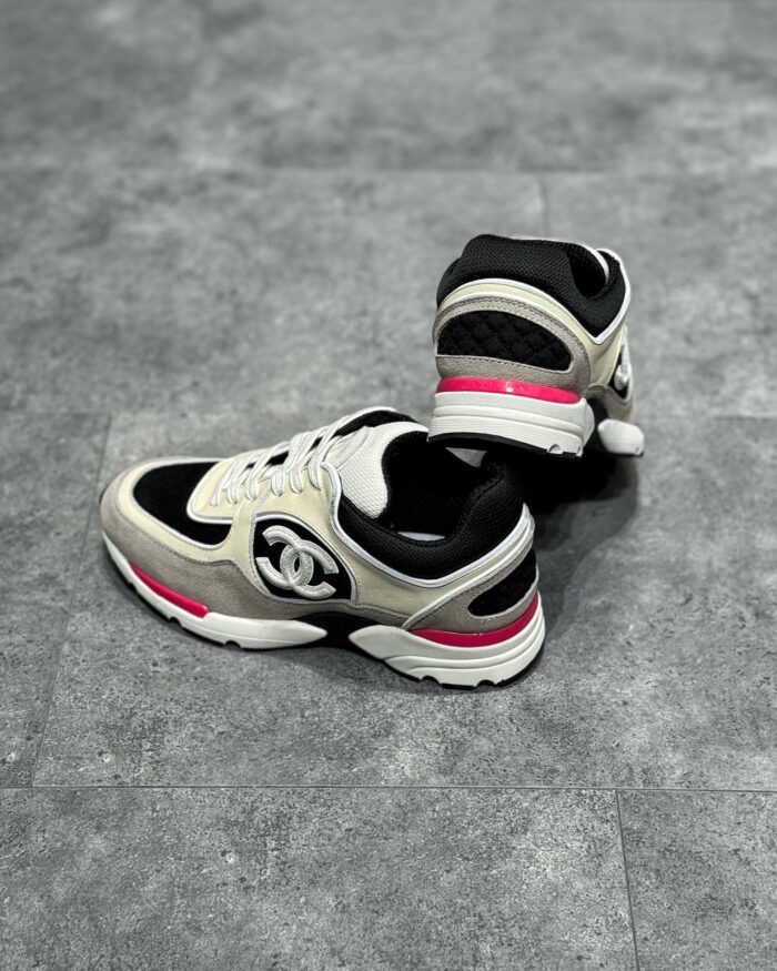 Scarpe sneakers moderne beige, nero e rosa, stile urbano, comfort e design di tendenza.