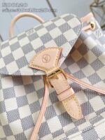Zaino elegante a quadri beige e grigio con chiusura in pelle di alta qualità.