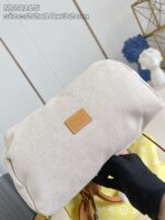 Borsa elegante beige in tessuto con dettagli in cuoio, design moderno e funzionale.