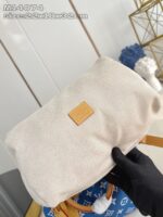 Borsa elegante in tessuto crema con manico in pelle, stile sofisticato e minimalista.
