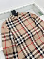 Camicia beige a quadri classica con collo e bottoni, stile casual e versatile.